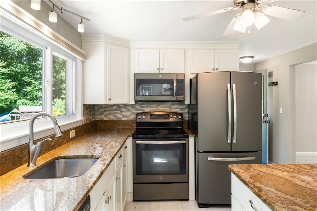 7 Hundred Oaks Ln