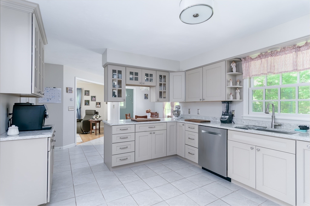 2 Simon Davis Dr