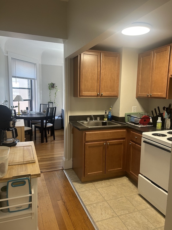 Cambridge, Massachusetts 02139, United States, 2 Bedrooms Bedrooms, ,1 BathroomBathrooms,Residential,Active,164609