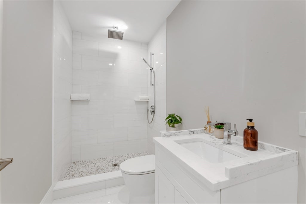 199 Havre St #1, Boston, MA Photo #13
