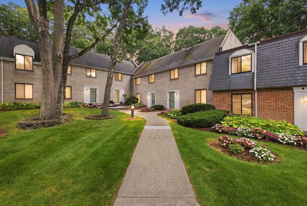 Photo of 95 Commons Dr, Shrewsbury, MA