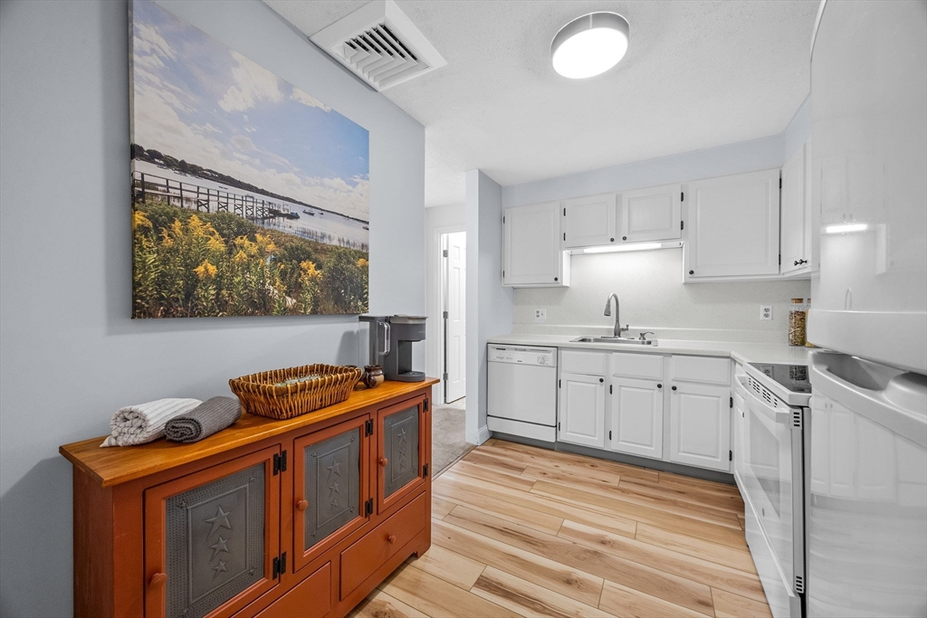 Orleans, Massachusetts 02653, United States, 1 Bedroom Bedrooms, ,1 BathroomBathrooms,Residential,Active,246746