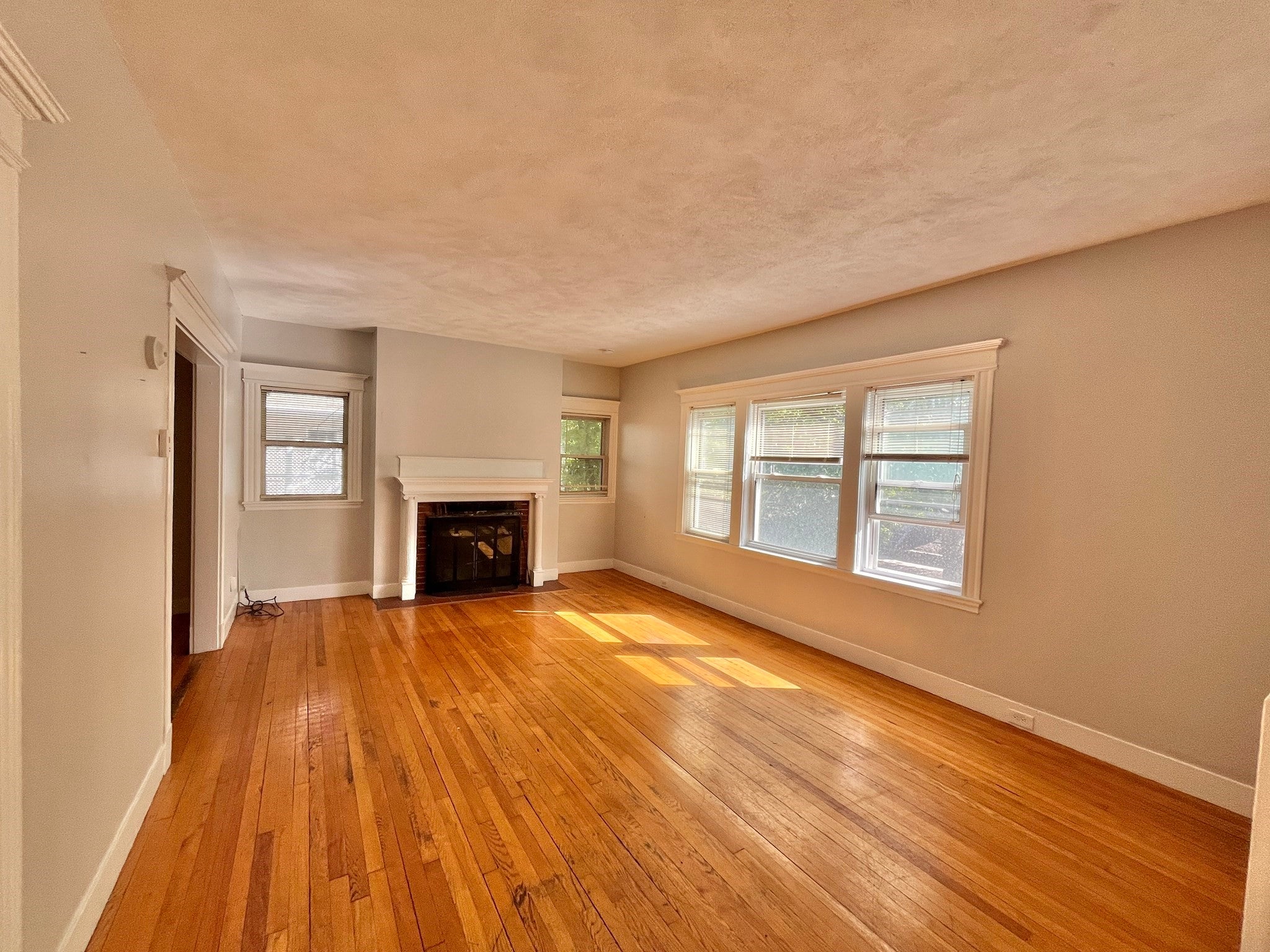 Click for 227 Winchester Street #2, Brookline, MA slideshow