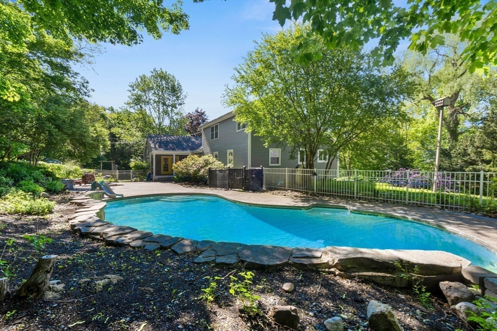 17 Topsfield Rd