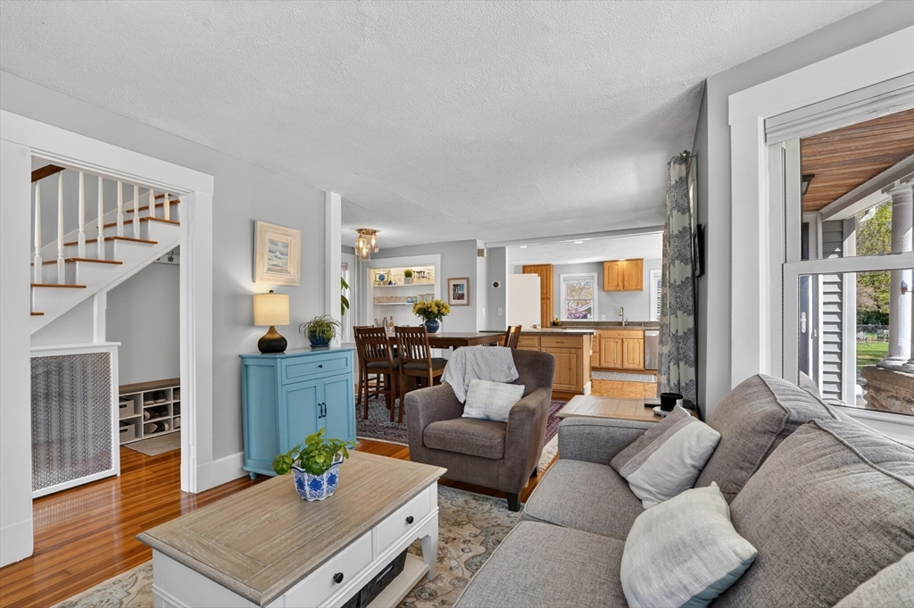 4 Lakeside Drive