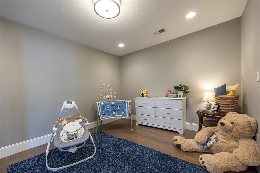 Franklin, Massachusetts 02038, United States, 3 Bedrooms Bedrooms, ,4 BathroomsBathrooms,Residential,Active,203204