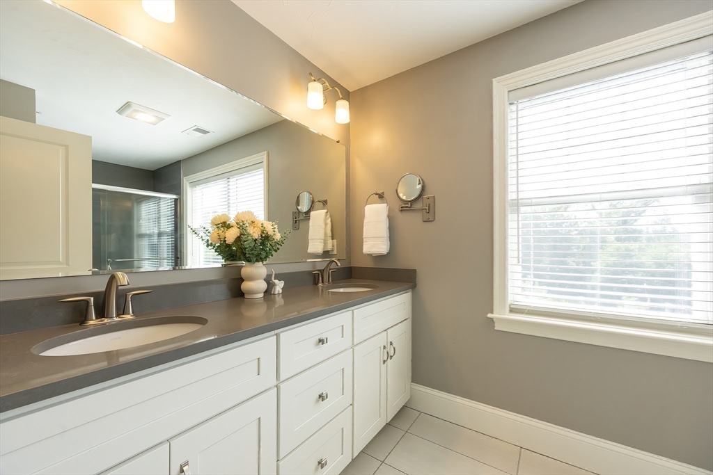 Franklin, Massachusetts 02038, United States, 3 Bedrooms Bedrooms, ,4 BathroomsBathrooms,Residential,Active,203204