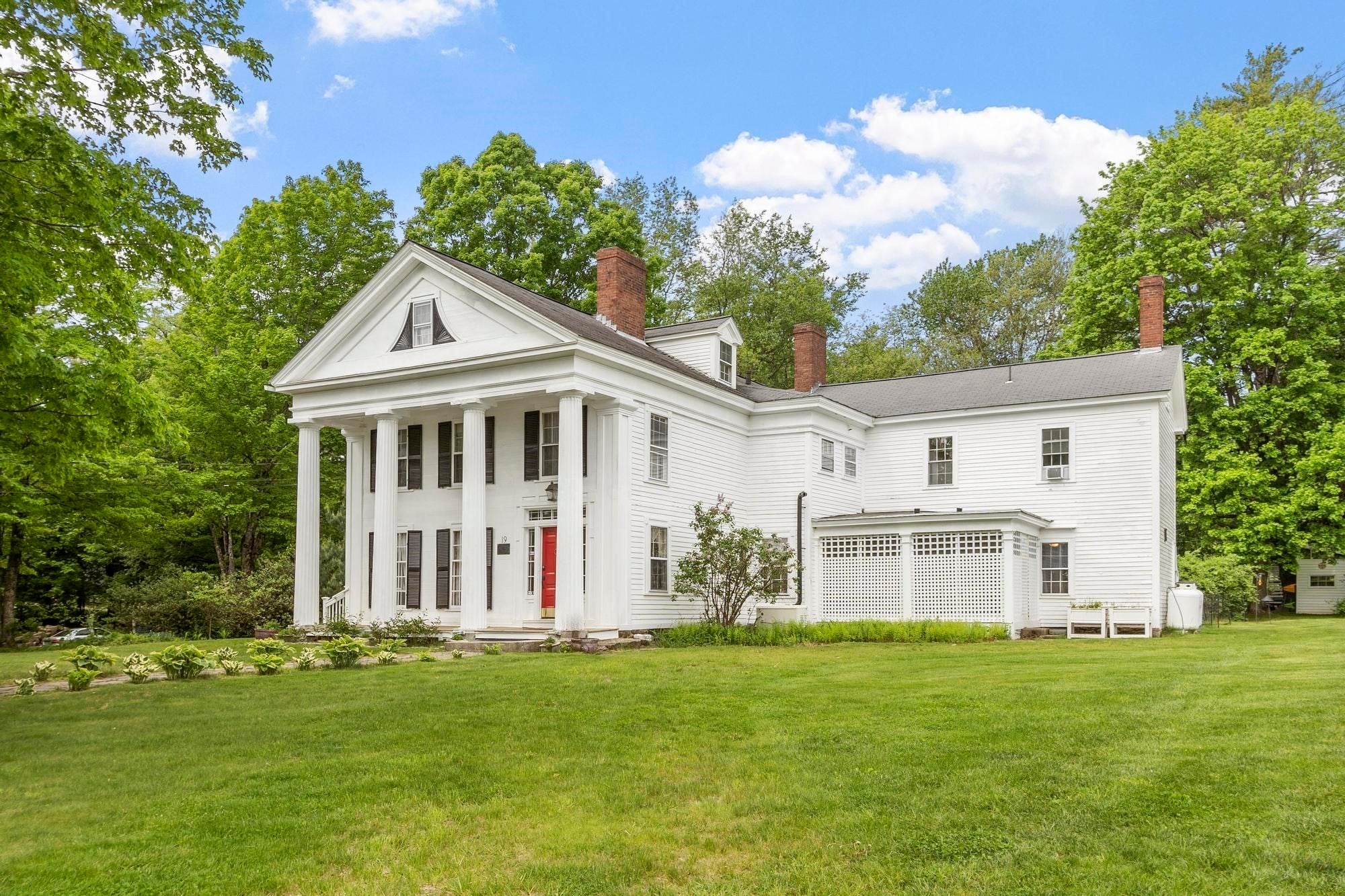 19 N Main St, Petersham MA 01366