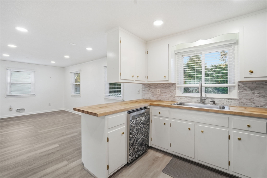 Chicopee, Massachusetts 01020, United States, 3 Bedrooms Bedrooms, ,2 BathroomsBathrooms,Residential,Active,242972