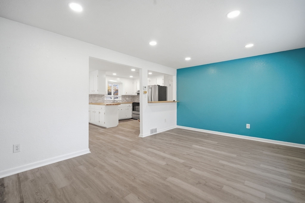 Chicopee, Massachusetts 01020, United States, 3 Bedrooms Bedrooms, ,2 BathroomsBathrooms,Residential,Active,242972