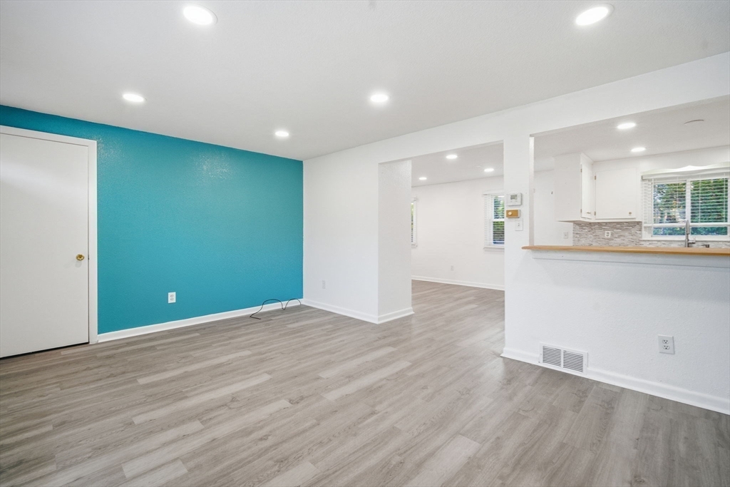 Chicopee, Massachusetts 01020, United States, 3 Bedrooms Bedrooms, ,2 BathroomsBathrooms,Residential,Active,242972