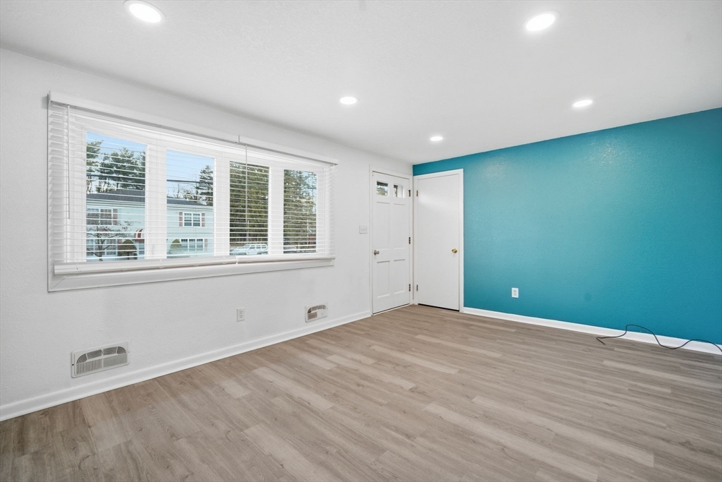 Chicopee, Massachusetts 01020, United States, 3 Bedrooms Bedrooms, ,2 BathroomsBathrooms,Residential,Active,242972