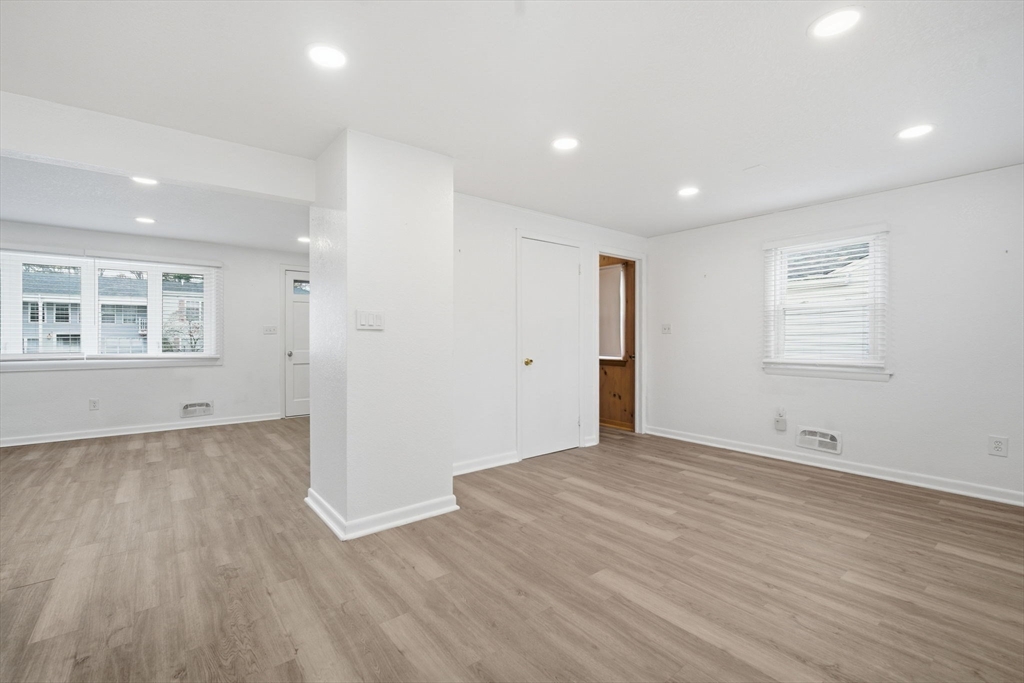 Chicopee, Massachusetts 01020, United States, 3 Bedrooms Bedrooms, ,2 BathroomsBathrooms,Residential,Active,242972