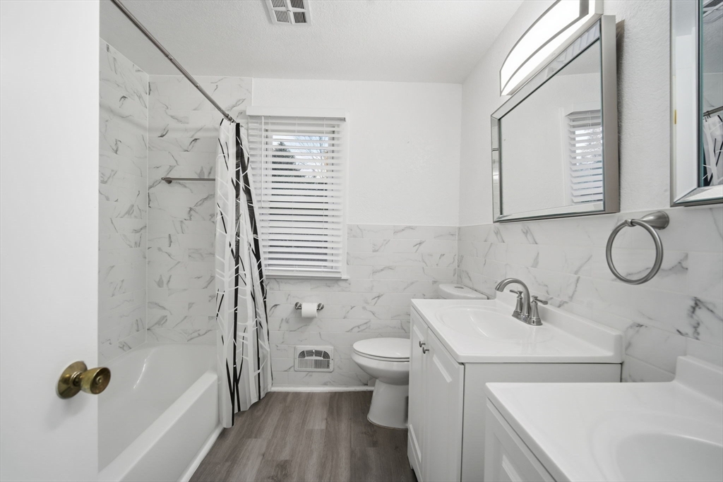 Chicopee, Massachusetts 01020, United States, 3 Bedrooms Bedrooms, ,2 BathroomsBathrooms,Residential,Active,242972