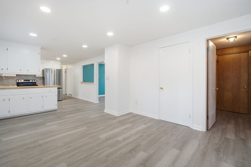 Chicopee, Massachusetts 01020, United States, 3 Bedrooms Bedrooms, ,2 BathroomsBathrooms,Residential,Active,242972