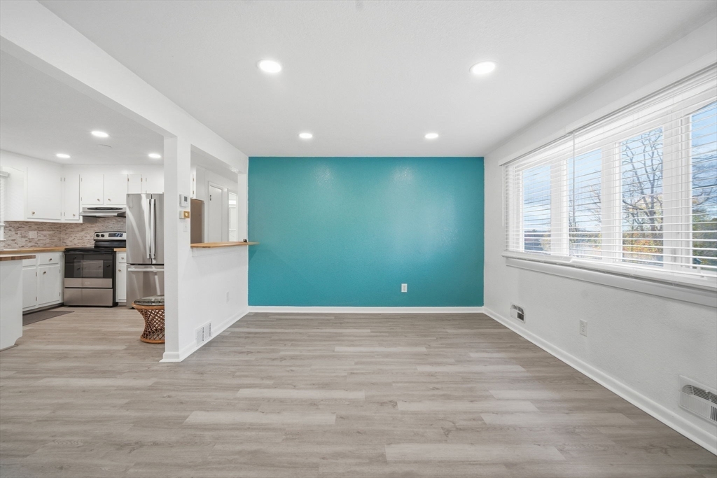 Chicopee, Massachusetts 01020, United States, 3 Bedrooms Bedrooms, ,2 BathroomsBathrooms,Residential,Active,242972