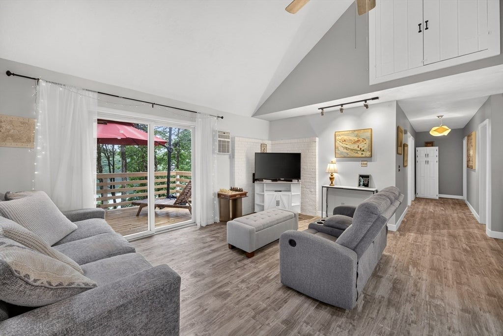 8 Theatre Dr, Falmouth, MA, 8 Theatre Dr, Falmouth, MA Photo #7