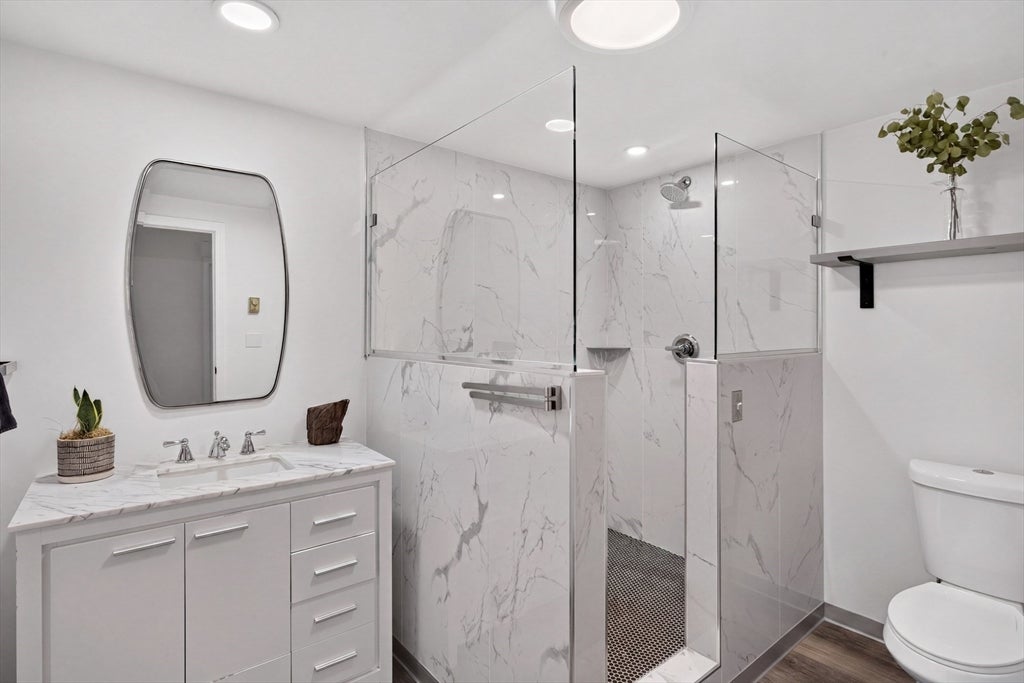 8 Theatre Dr, Falmouth, MA, 8 Theatre Dr, Falmouth, MA Photo #30