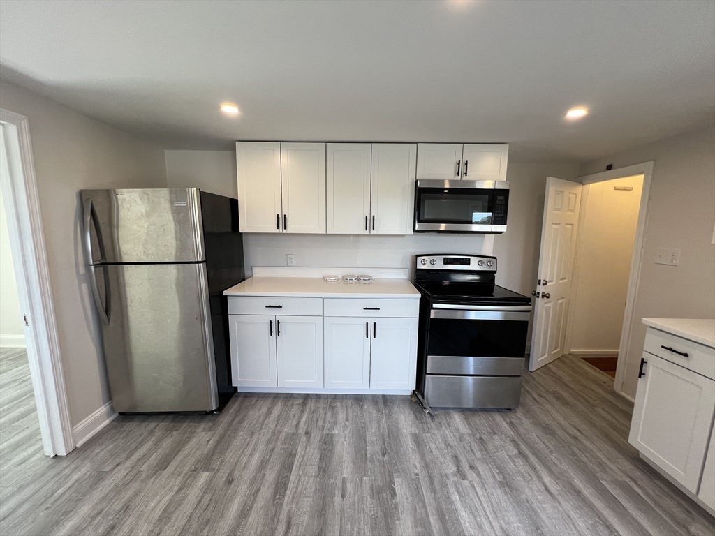 689 Main St 2S