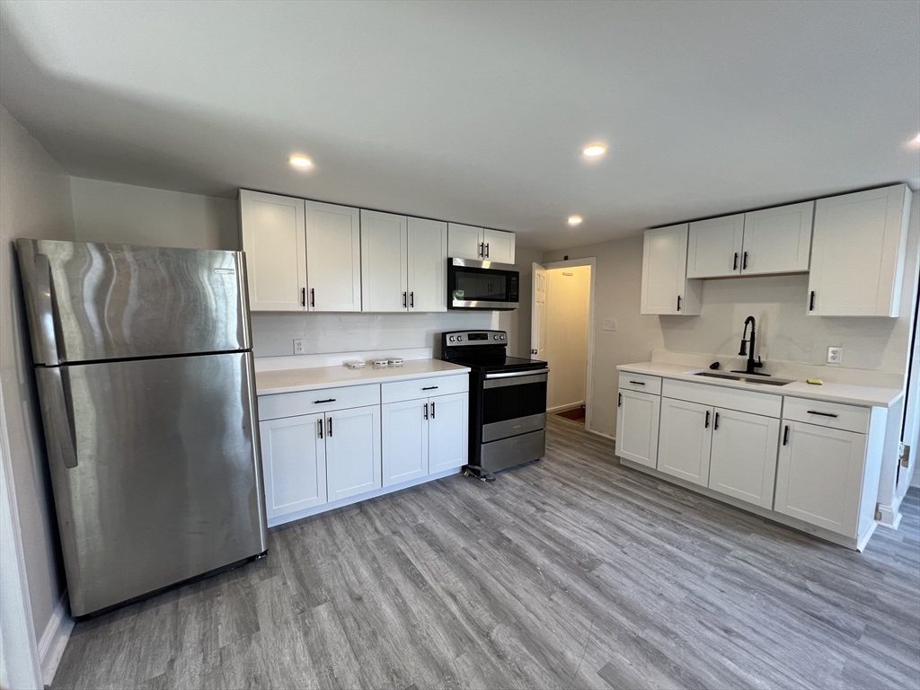 689 Main St 2S