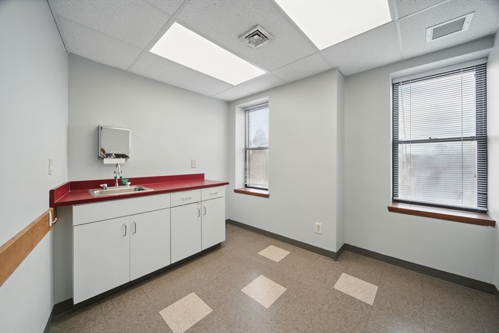 Springfield, Massachusetts 01103, United States, ,16 BathroomsBathrooms,Commercial,Active,162240