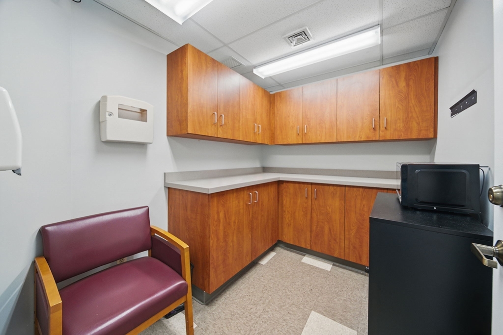 Springfield, Massachusetts 01103, United States, ,16 BathroomsBathrooms,Commercial,Active,162240