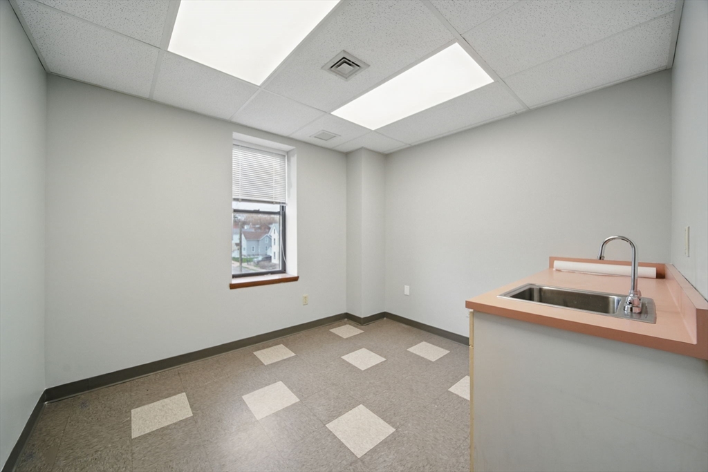 Springfield, Massachusetts 01103, United States, ,16 BathroomsBathrooms,Commercial,Active,162240