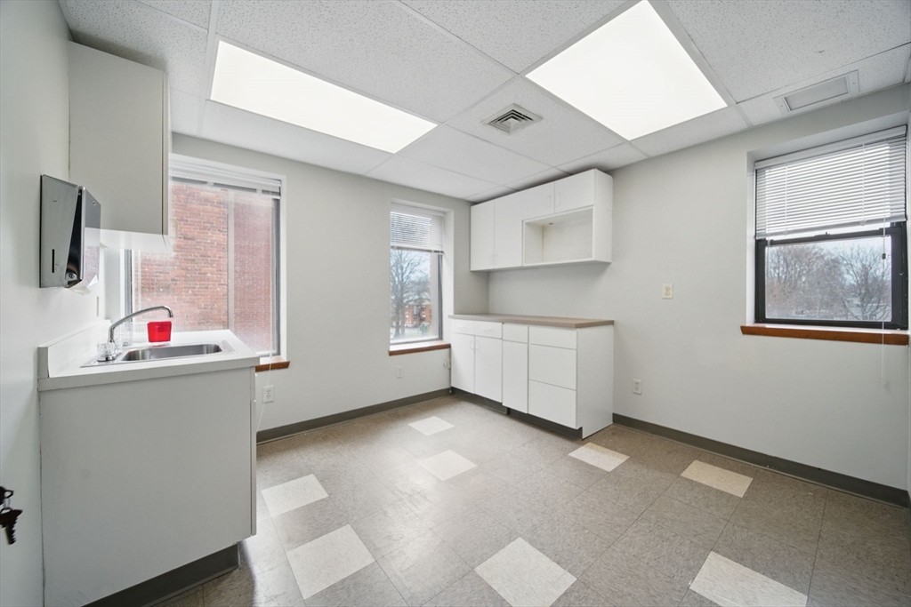 Springfield, Massachusetts 01103, United States, ,16 BathroomsBathrooms,Commercial,Active,162240