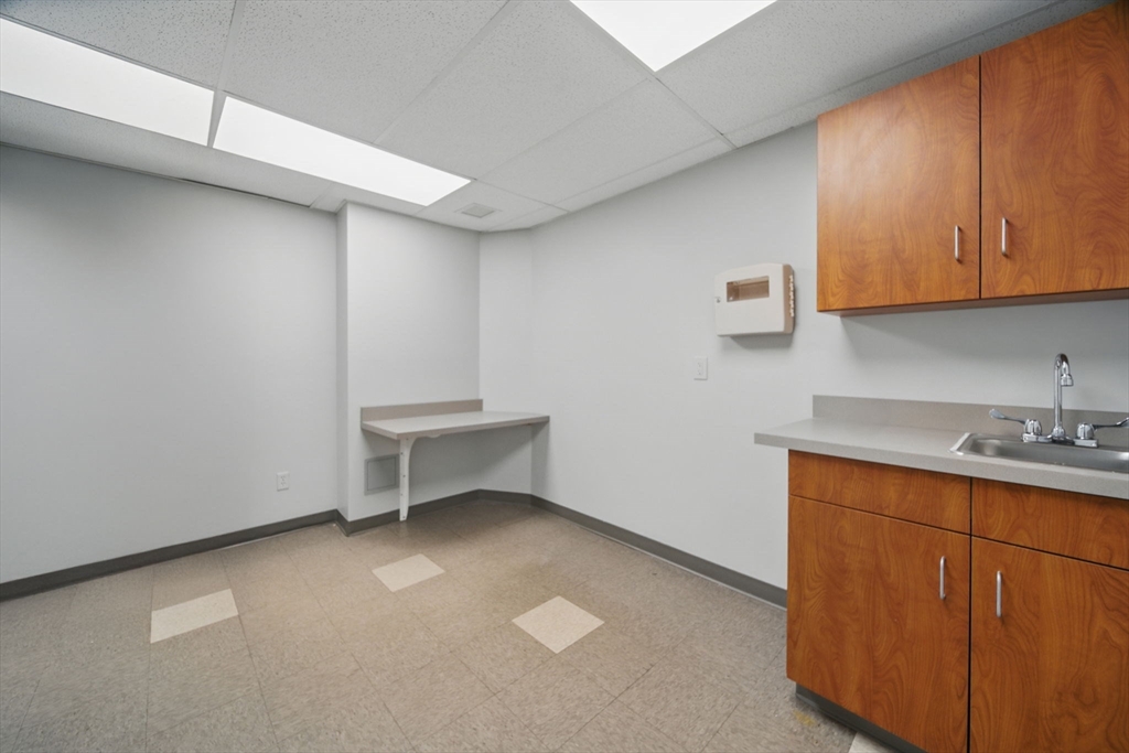 Springfield, Massachusetts 01103, United States, ,16 BathroomsBathrooms,Commercial,Active,162240