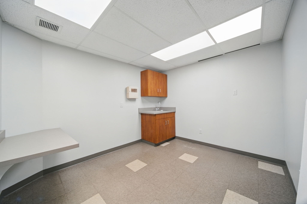 Springfield, Massachusetts 01103, United States, ,16 BathroomsBathrooms,Commercial,Active,162240