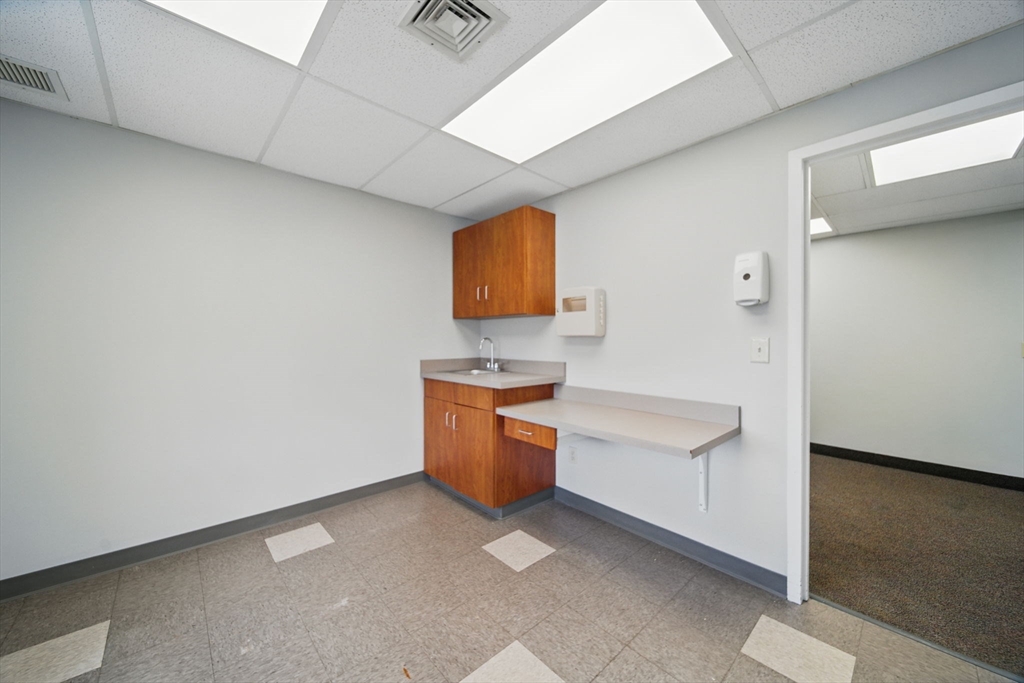 Springfield, Massachusetts 01103, United States, ,16 BathroomsBathrooms,Commercial,Active,162240