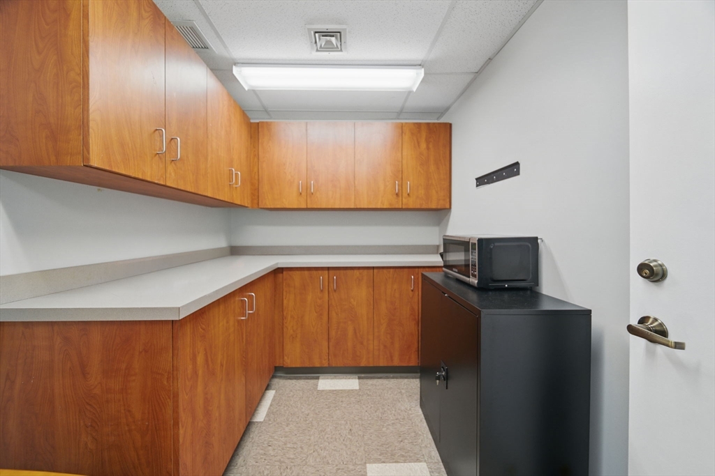 Springfield, Massachusetts 01103, United States, ,16 BathroomsBathrooms,Commercial,Active,162240