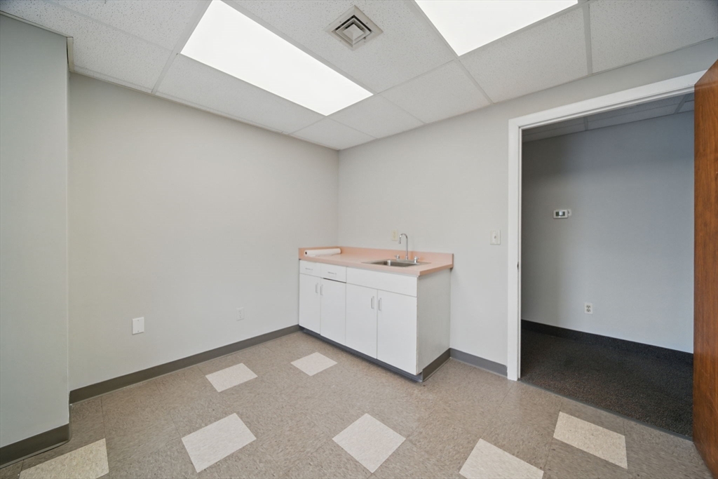 Springfield, Massachusetts 01103, United States, ,16 BathroomsBathrooms,Commercial,Active,162240