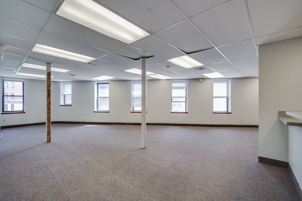 Springfield, Massachusetts 01103, United States, ,16 BathroomsBathrooms,Commercial,Active,162240