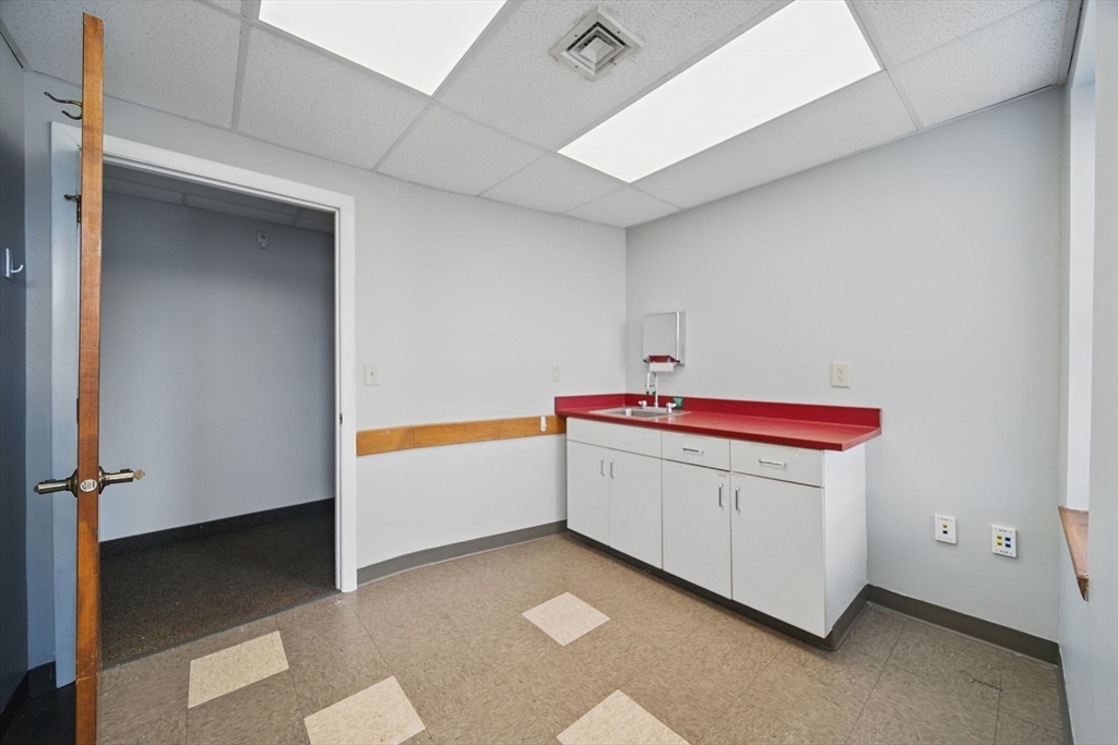 Springfield, Massachusetts 01103, United States, ,16 BathroomsBathrooms,Commercial,Active,162240