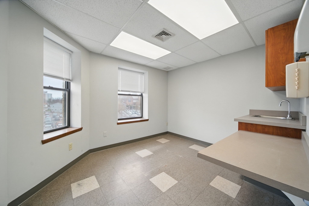 Springfield, Massachusetts 01103, United States, ,16 BathroomsBathrooms,Commercial,Active,162240