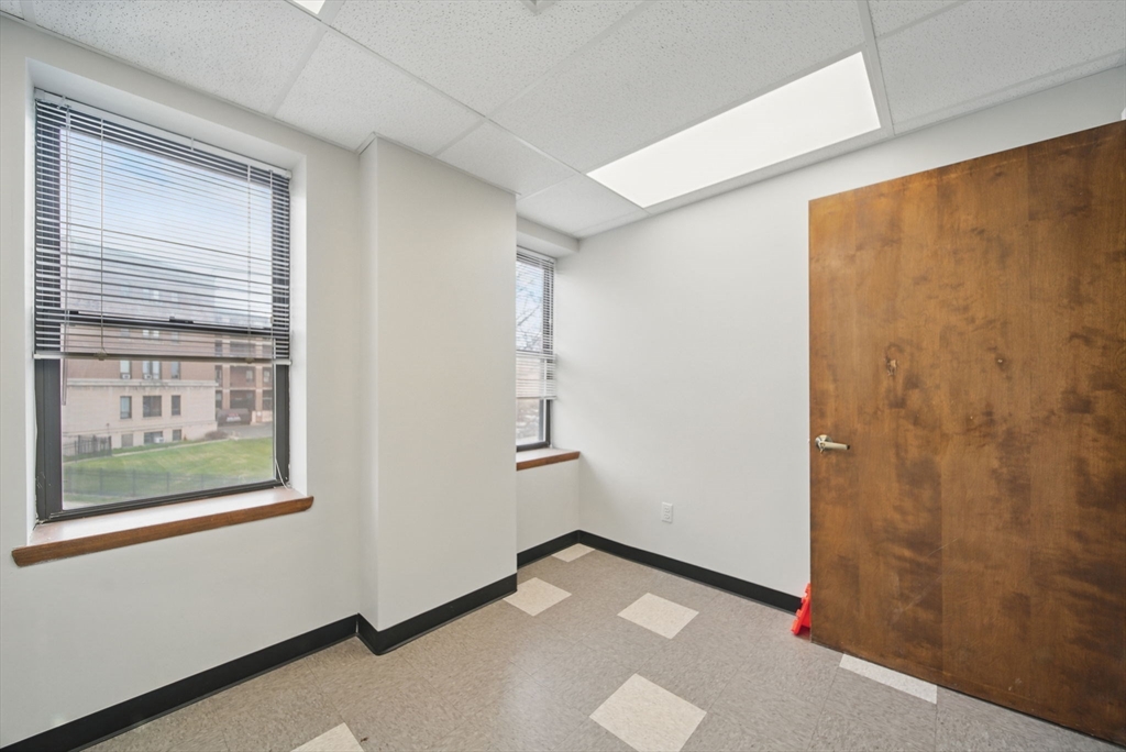 Springfield, Massachusetts 01103, United States, ,16 BathroomsBathrooms,Commercial,Active,162240