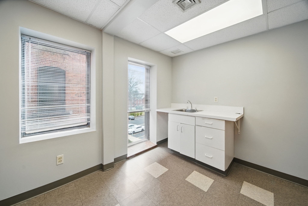 Springfield, Massachusetts 01103, United States, ,16 BathroomsBathrooms,Commercial,Active,162240