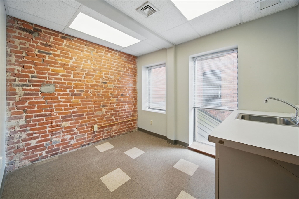 Springfield, Massachusetts 01103, United States, ,16 BathroomsBathrooms,Commercial,Active,162240