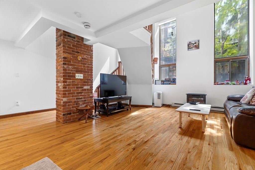 36 Hanson St