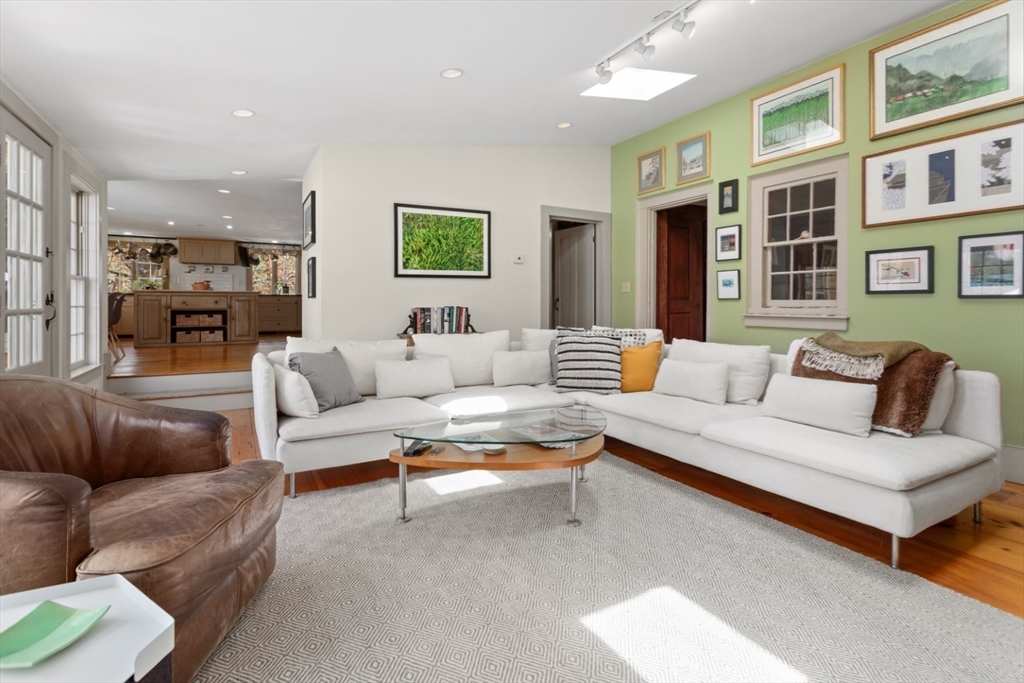 Reading, Massachusetts 01867, United States, 4 Bedrooms Bedrooms, ,3 BathroomsBathrooms,Residential,Pending,125871