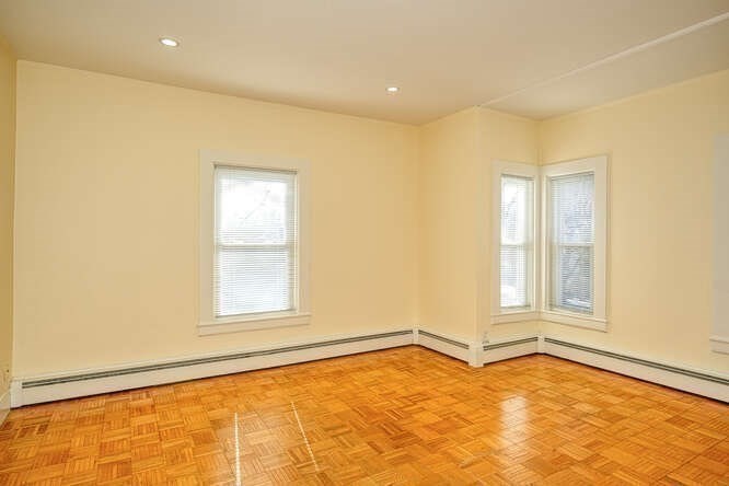 Framingham, Massachusetts 01702, United States, 2 Bedrooms Bedrooms, ,1 BathroomBathrooms,Residential,Active,79920