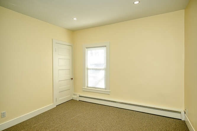 Framingham, Massachusetts 01702, United States, 2 Bedrooms Bedrooms, ,1 BathroomBathrooms,Residential,Active,79920