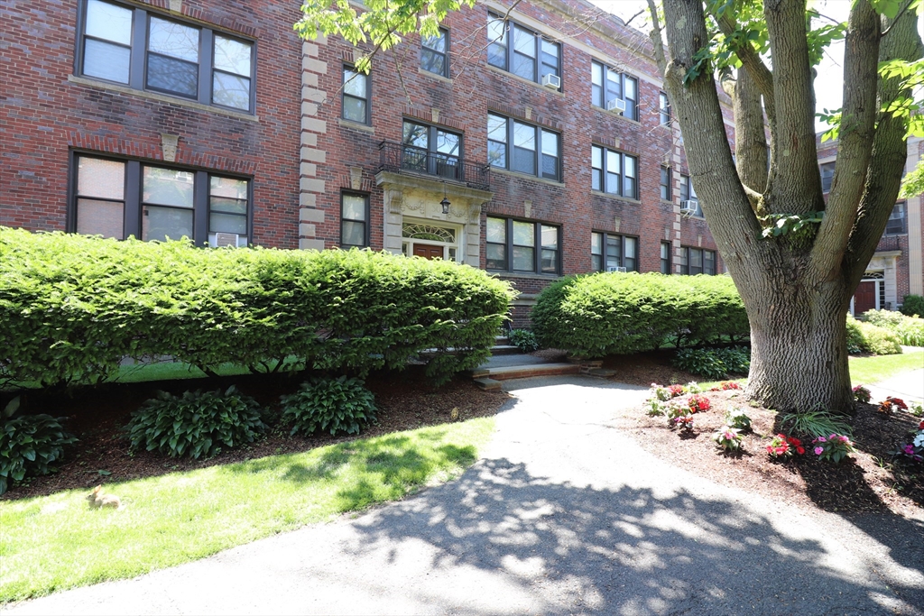 Click for 38 Park St #B12, Brookline, MA slideshow