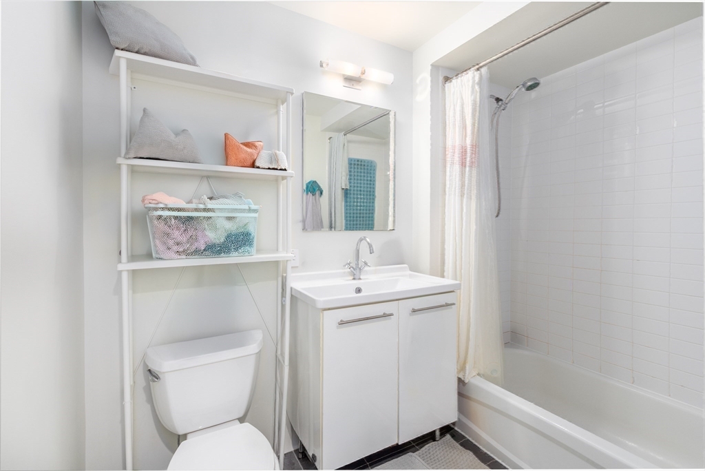 Cambridge, Massachusetts 02141, United States, 2 Bedrooms Bedrooms, ,1 BathroomBathrooms,Residential,Active,126885