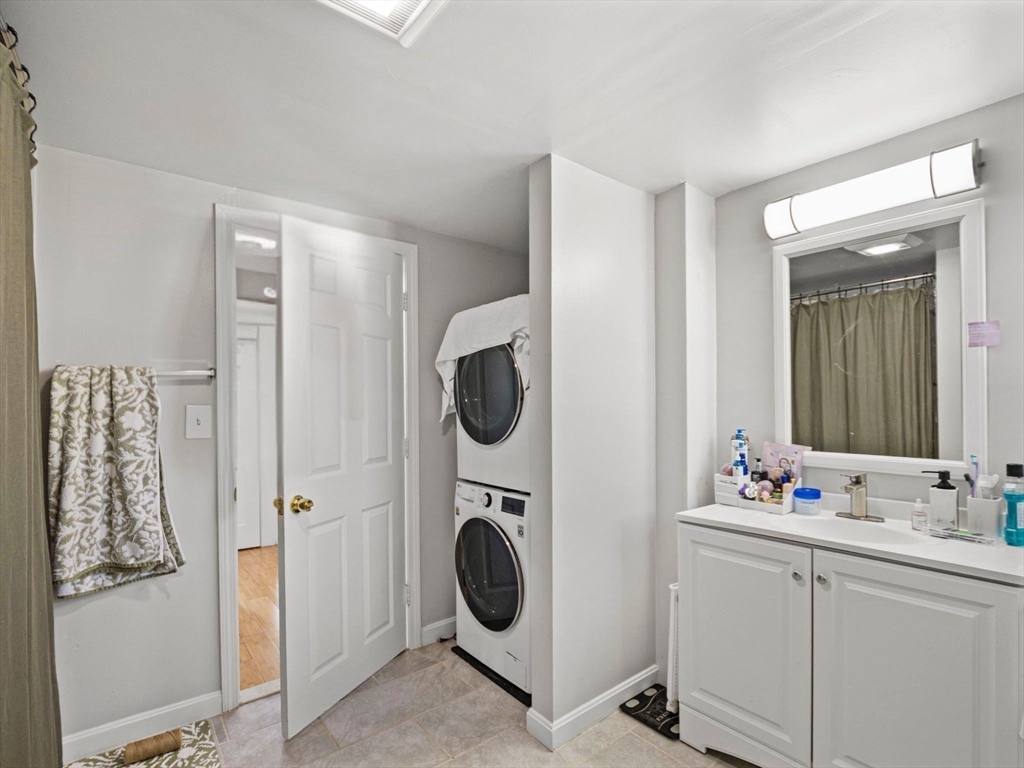 Worcester, Massachusetts 01607, United States, 4 Bedrooms Bedrooms, ,2 BathroomsBathrooms,Residential,Active,220866