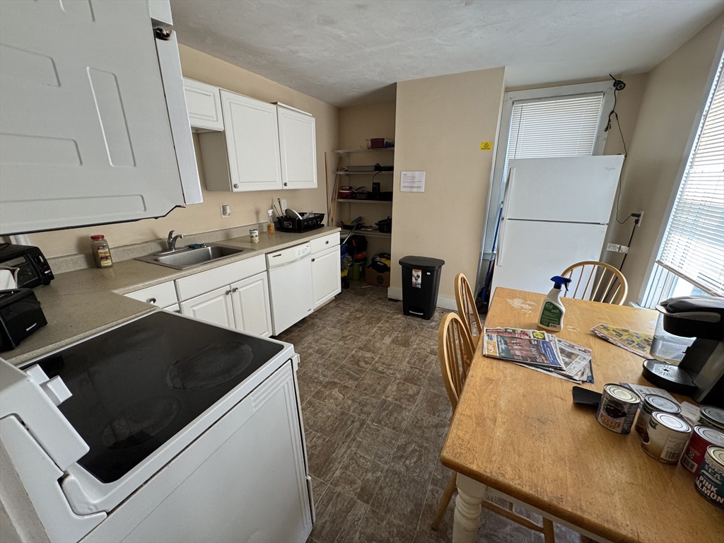 Attleboro, Massachusetts 02703, United States, 14 Bedrooms Bedrooms, ,5 BathroomsBathrooms,Residential,Active,151046