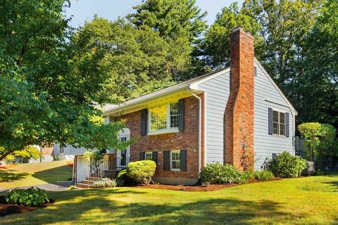 8 Ivanhoe Dr Lynnfield MA 01940