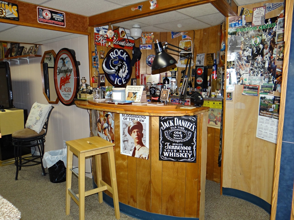 Saugus, Massachusetts 01906, United States, 3 Bedrooms Bedrooms, ,1 BathroomBathrooms,Residential,Pending,40137