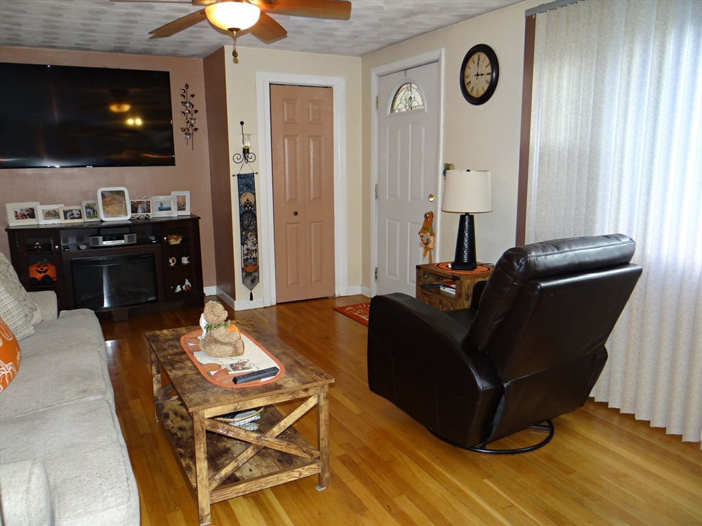 Saugus, Massachusetts 01906, United States, 3 Bedrooms Bedrooms, ,1 BathroomBathrooms,Residential,Pending,40137